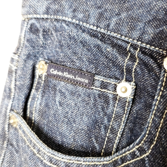 Calvin Kline Jeans Bleach Dipped Fray Hem Crop - Picture 2 of 9